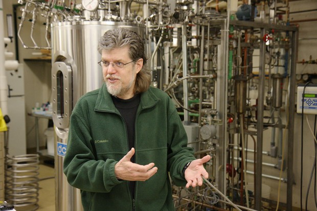 McKnight professor Larry Wackett describes how these large drums were used to mass-produce the enzyme able to detect melamine in milk for use in Bioo Scientifics MaxSignal rapid test kit in Minnesotas BioTechnology Institute Pilot Plant.
