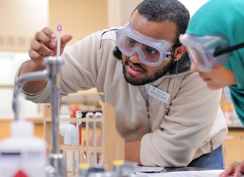 Normandale students Mohamed Hassan and Quadsia Anjum work on a chemistry lab on Monday, April 22, 2013, at Normandale Community College in Bloomington. Hassan is one of many students that are interested in transferring to the University of Minnesota, although retention in the admissions process could make that transfer more difficult.