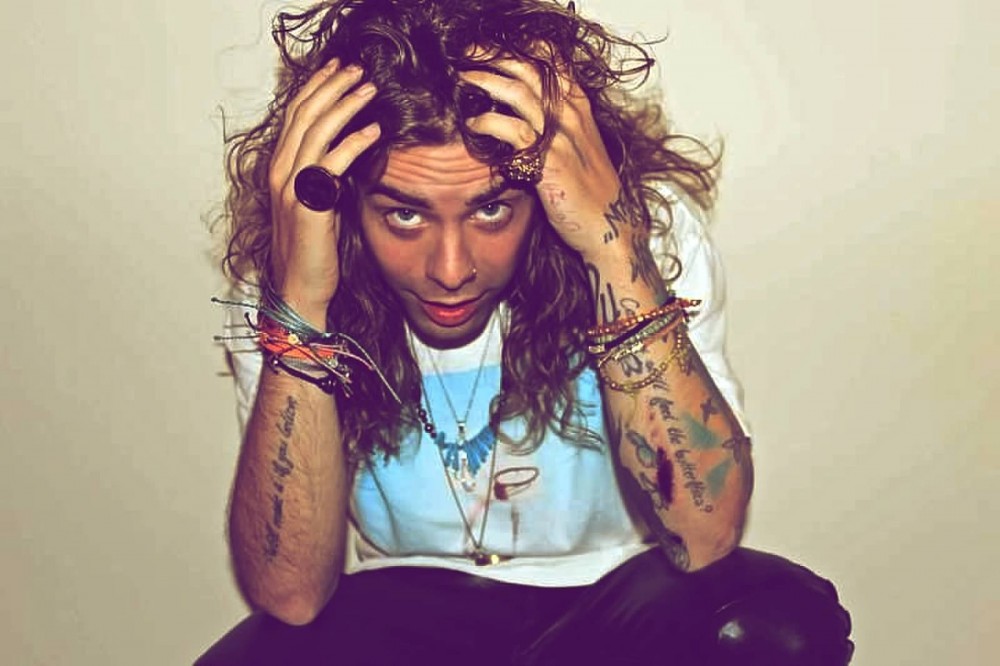 Mod Sun reps locks larger than your nearest smithy.