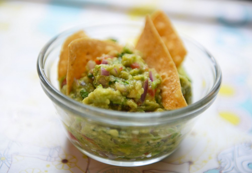 Quick and spicy guacamole from scratch. 