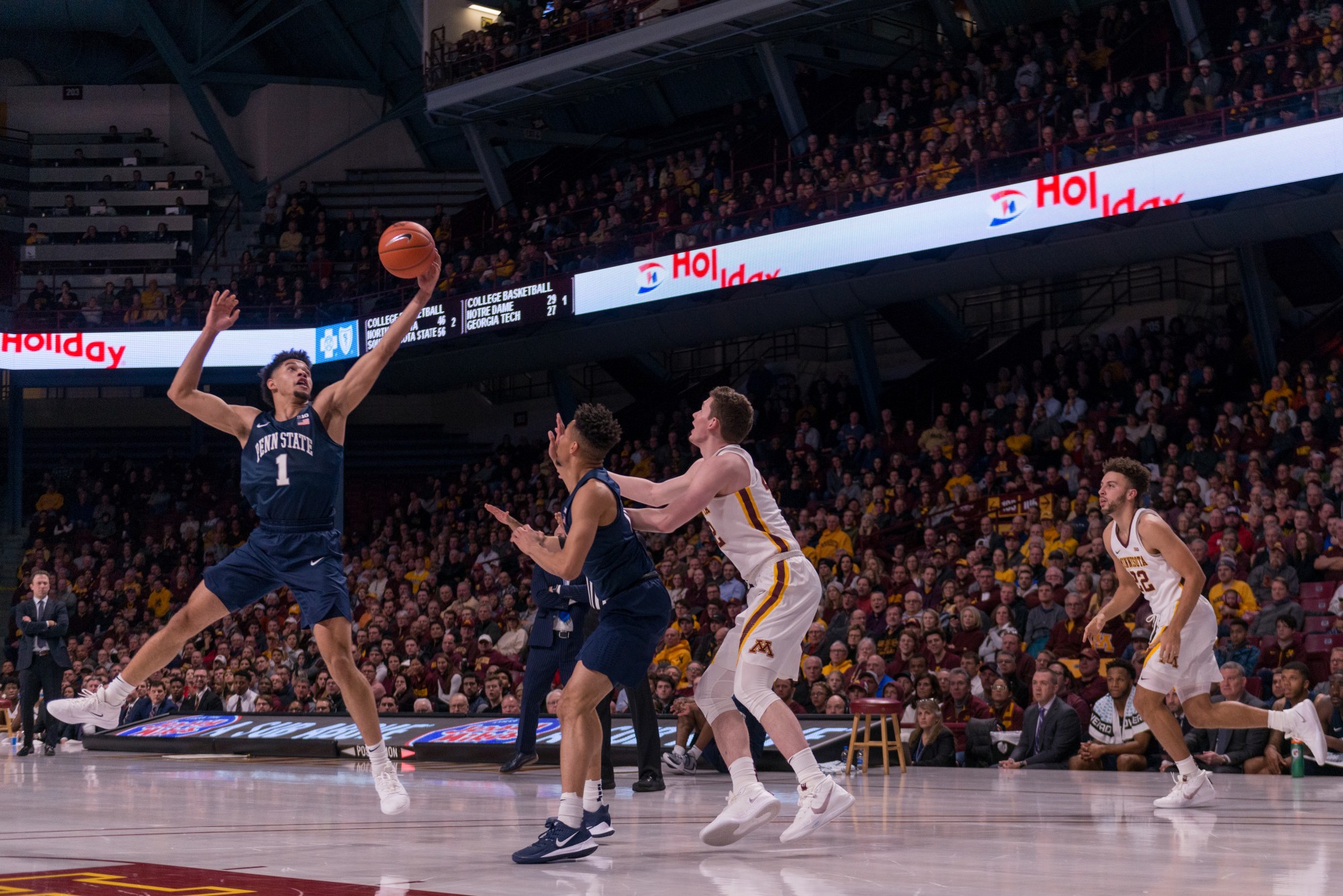 A defender intercepts an off target pass at Williams Arena on Wednesday, Jan. 15.  Minnesota defeated the Penn State Nittany Lions 75-69. (Kamaan Richards / Minnesota Daily)