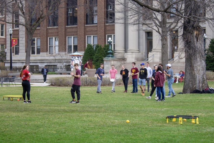 2:55 p.m. Students play spike ball outside of Walter Library. 