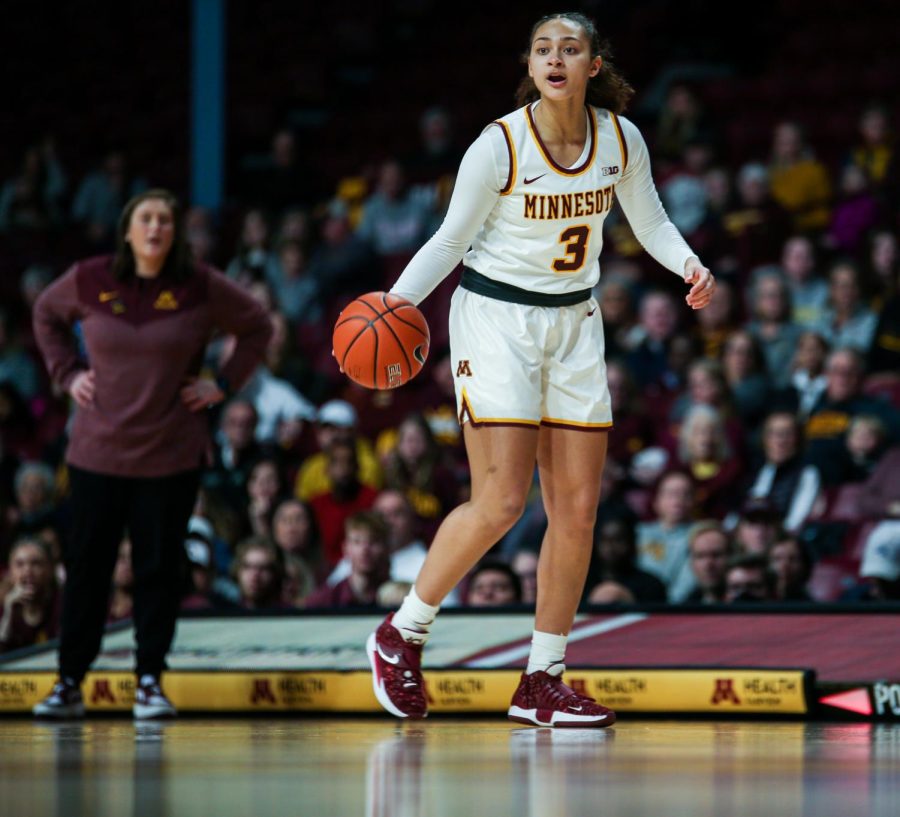 Guard Amaya Battle dribbles the ball down the court during the Gophers game against Lehigh, Nov. 13.