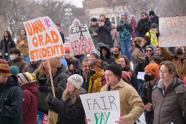Graduate+student+workers+launched+a+card+signing+campaign+on+Feb.+20.+Student+workers+previously+authorized+a+vote+to+unionize+in+2012%2C+which+ultimately+failed.+Photo+courtesy+of+GLU-UE