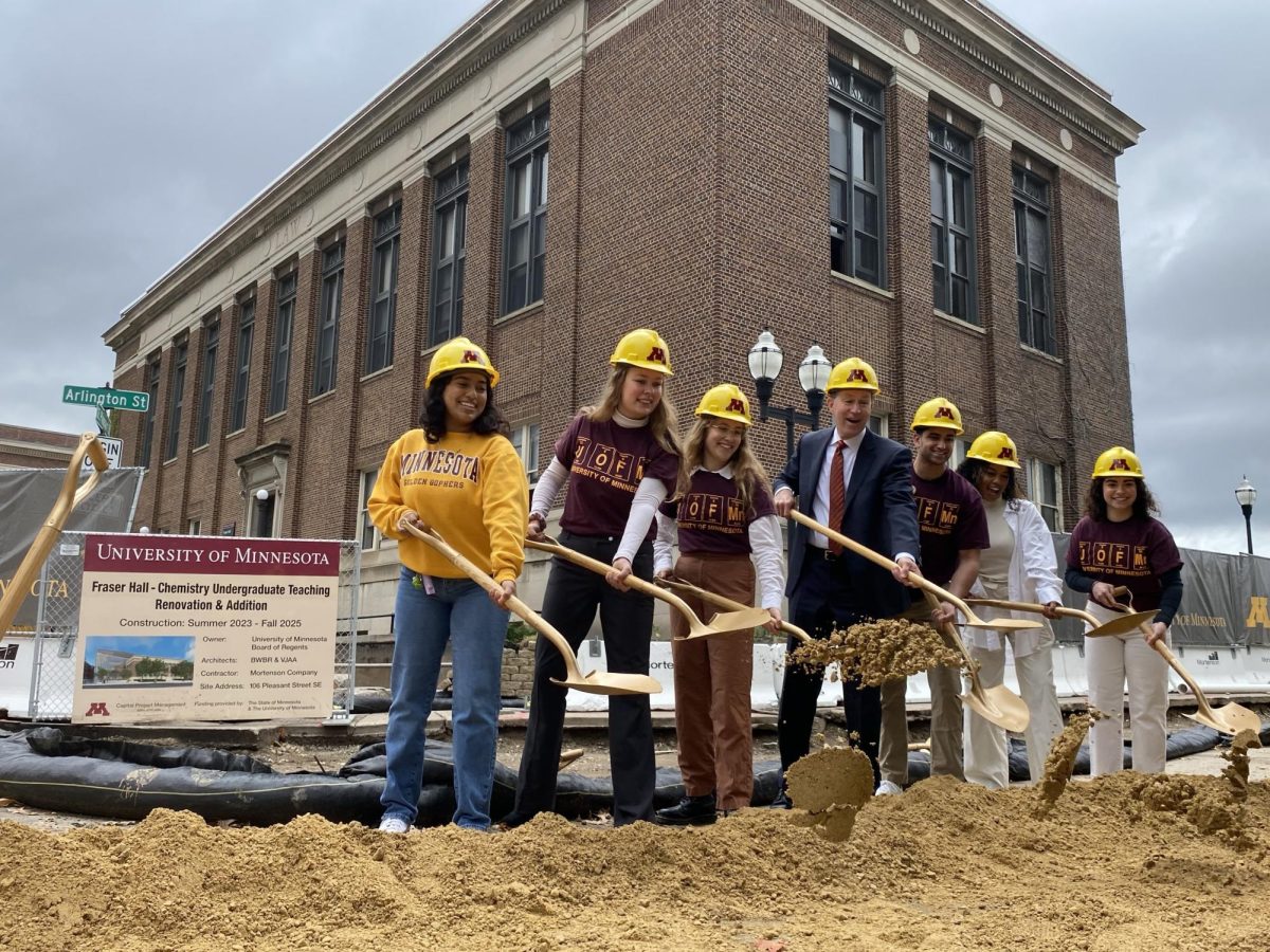 Interim+President+Jeff+Ettinger+kicks+off+the+construction+of+Fraser+Hall+with+the+help+of+UMN+Chemistry+students+on+Tuesday%2C+Sept.+26.
