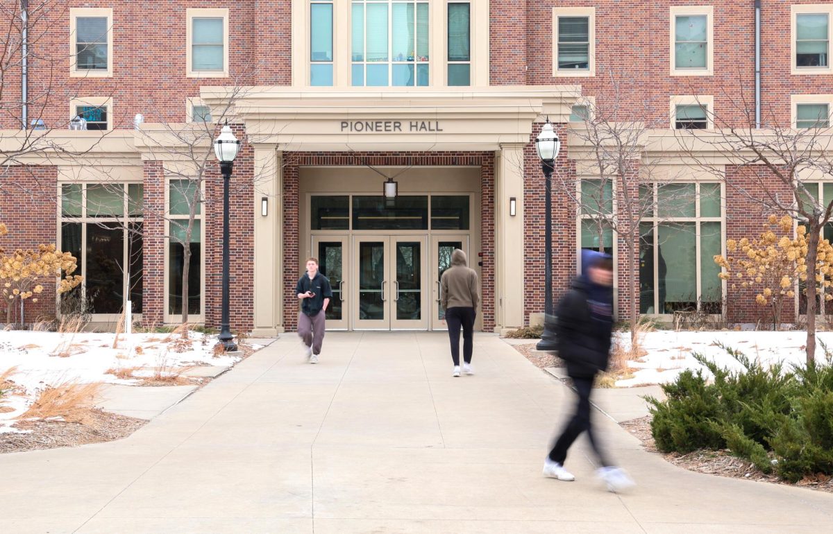 Students walking to Pioneer Hall on the University of Minnesota.